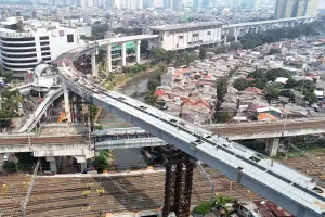 PT Jakarta Propertindo (Perseroda) atau Jakpro menuntaskan proses pengangkatan girder terakhir, pada pembangunan LRT Jakarta Fase 1B rute Velodrome–Manggarai. (Sumber: beritajakarta.id | Foto: beritajakarta.id)
