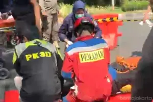 Personel Gulkarmat Jakarta Timur berhasil mengevakuasi tiga jenazah dari gorong-gorong di Jalan Mabes Hankam, Kelurahan Bambu Apus, Kecamatan Cipayung. (Sumber: beritajakarta.id | Foto: beritajakarta.id)