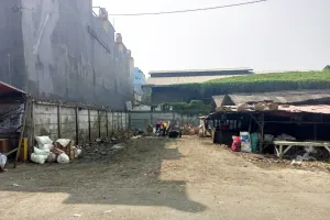 Setelah melalui proses pembersihan intensif selama kurang lebih tiga hari, sebanyak 45 ton sampah yang sempat menggunung kini telah tuntas diangkut. (Sumber: beritajakarta.id | Foto: beritajakarta.id)