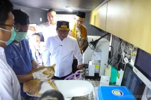 Gubernur DKI Jakarta, Pramono Anung meninjau layanan mobil klinik hewan keliling Jakarta di RPTRA Mustika 2, Kramat Jati, Jakarta Timur, Jumat (10/7). (Sumber: beritajakarta.id | Foto: beritajakarta.id)