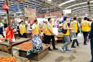Perumda Pasar Jaya resmi meluncurkan Gerakan Bersama Bersih Pasar (GEBER) di Pasar Induk Kramat Jati, Jakarta Timur. (Sumber: beritajakarta.id | Foto: beritajakarta.id)