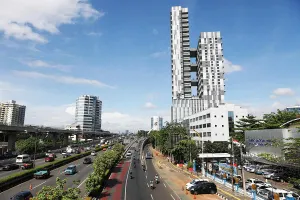 Prakiraan cuaca yang menunjukkan langit Jakarta akan didominasi oleh kondisi cerah sepanjang hari ini, Senin, 13 Juli 2026. (Sumber: beritajakarta.id | Foto: beritajakarta.id)