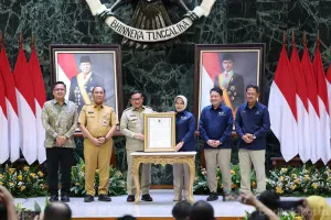 Gubernur DKI Jakarta, Pramono Anung bersama Kepala Badan Pusat Statistik RI, Amalia Adininggar Widyasanti mencanangkan pelaksanaan sensus ekonomi 2026, Senin (13/7). (Sumber: Beritajakarta.id | Foto: Beritajakarta.id)