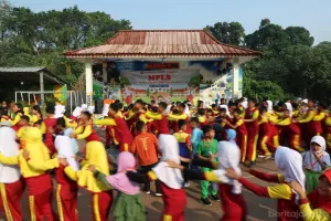 MPLS di SDN Srengseng Sawah 15, Jagakarsa, Jakarta Selatan, usai hoax teror bom pada Selasa (14/7). (Sumber: beritajakarta.id | Foto: beritajakarta.id)