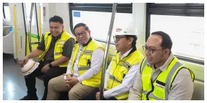 Gubernur DKI Jakarta Pramono Anung tinjau kesiapan sekaligus mengikuti uji coba kesiapan operasional LRT Jakarta di Stasiun Rawamangun, Jakarta Timur, Selasa (14/7). (Sumber: beritajakarta.id)