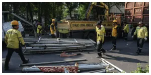 Proses pembongkaran JPO Tendean oleh Dinas Bina Marga DKI Jakarta.(Sumber: beritajakarta.id)