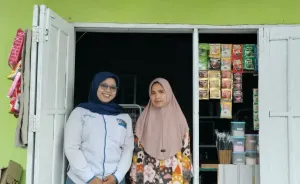 Ainun, Account Officer PNM Mekaar, saat mendampingi kelompok nasabah dalam kegiatan pemberdayaan dan pendampingan usaha ultra mikro di Bulukumba, Sulawesi Selatan.