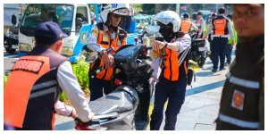 21 Sepeda Motor Parkir Liar di Trotoar Depan ITC Kuningan Ditindak (Sumber: beritajakarta.id)