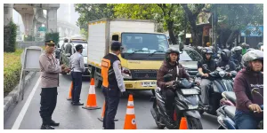 Mitigasi Cegah Kendaraan Angkutan Barang Tabrak JPO Diperkuat (Sumber: beritajakarta.id)