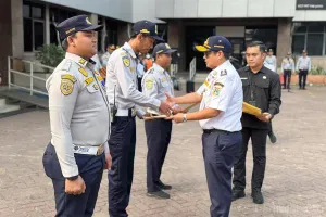 Keempat petugas tersebut berhasil menggagalkan aksi penjambretan bersenjata tajam di kawasan Jalan HR Rasuna Said, Setiabudi, Jakarta Selatan. (Foto: beritajakarta.id)