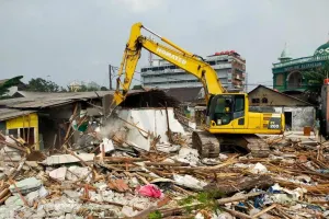 Sebanyak 111 personel gabungan melakukan penertiban dan penataan lahan di RW 13, Jalan Perintis Kemerdekaan, Kelurahan Pegangsaan Dua, Kecamatan Kelapa Gading, Jakarta Utara. (Sumber: beritajakarta.id | Foto: beritajakarta.id)