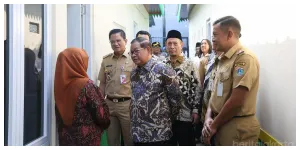 Gubernur DKI Jakarta, Pramono Anung meresmikan bedah rumah di lokasi bekas kebakaran di Jalan Bangka III RT 014/RW 002, Kecamatan Mampang Prapatan, Jakarta Selatan, pada Selasa (21/7). (Sumber: beritajakarta.id)