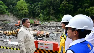 Presiden Prabowo Subianto meninjau langsung progres pembangunan jalan terdampak bencana di Jalan Lembah Anai Ruas Padang Panjang-Sicincin, segmen KM 61+600 - 67+40, Kabupaten Tanah Datar, Sumatera Barat, Kamis (18/12/2025). (Sumber: BPMI Setpres)