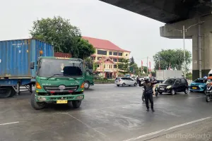 Suku Dinas Perhubungan (Sudinhub) Jakarta Timur melakukan rekayasa lalu lintas sementara di Jalan Raya Sri Sultan Hamengkubuwono XI, Cakung. (Sumber: beritajakarta.id | Foto: beritajakarta.id)