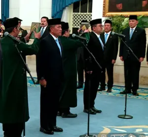Presiden RI Prabowo Subianto resmi melantik Marsekal TNI (Purn) Donny Ermawan Taufanto sebagai Gubernur Universitas Republik Indonesia (URI) pada Rabu, 22 Juni 2026. (Sumber: YouTube Setneg RI | Foto: YouTube Setneg RI)
