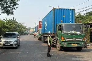 Pemerintah Provinsi (Pemprov) DKI Jakarta bergerak cepat menangani masalah kemacetan panjang di kawasan Cakung-Cilincing. (Sumber: beritajakarta.id | Foto: beritajakarta.id)