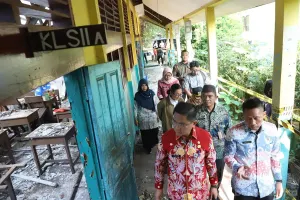 Wali Kota Jakarta Selatan, Syafrin Liputo mengunjungi SDN Kebayoran Lama Selatan 09 yang roboh. (Sumber: beritajakarta.id | Foto: beritajakarta.id)