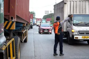 Sudinhub Jakarta Utara memperketat pengawasan dan menerapkan rekayasa lalu lintas di Jalan Raya Cakung-Cilincing. (Sumber: beritajakarta.id | Foto: beritajakarta.id)