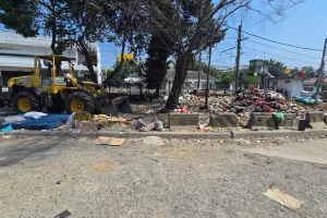 Suku Dinas Lingkungan Hidup (LH) Jakarta Selatan bergerak cepat menangani masalah tumpukan sampah di sepanjang pinggir rel kereta api kawasan Stasiun Pasar Minggu, Senin, 27 Juli 2026. (Sumber: beritajakarta.id | Foto: beritajakarta.id)