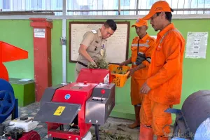 Melalui optimalisasi Rumah Pilah yang berlokasi di kantor kelurahan Pluit, Kecamatan Penjaringan, Jakut, sampah organik kini berhasil disulap menjadi produk bernilai guna berupa pupuk organik. (Sumber: beritajakarta.id | Foto: beritajakarta.id)