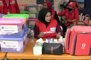Palang Merah Indonesia (PMI) Jakarta Pusat membuka Posko Kesehatan dan mengerahkan 13 personel untuk memberikan layanan darurat bagi warga penyintas kebakaran RW 04 Kebon Kosong, Kemayoran. (Sumber: beritajakarta.id | Foto: beritajakarta.id)