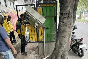 Pasukan Kuning Suku Dinas Bina Marga Jakarta Timur berhasil menggagalkan aksi pencurian komponen panel listrik dan kabel Penerangan Jalan Umum (PJU) di Jalan Basuki Rahmat, Jakarta Barat. (Sumber: beritajakarta.id | Foto: beritajakarta.id)