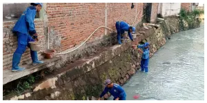 Satpel SDA Kramat Jati Perbaiki Turap Saluran PHB Induk Batu Ampar (Sumber: beritajakarta.id)