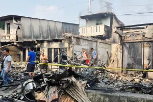 Ledakan kompor gas diduga jadi pemicu terbakarnya tiga rumah semi permanen di Jalan Citarum Atas RT 18 / RW 01 Cideng, Gambir, Jakarta Pusat, Jumat (5/6) pagi. (Sumber: beritajakarta.id | Foto: beritajakarta.id)
