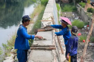 Suku Dinas Sumber Daya Air (SDA) Jakarta Utara terus melakukan perbaikan turap Kali Sunter di Jalan Yos Sudarso, RW 04, Kelurahan Kelapa Gading Barat, Kecamatan Kelapa Gading. (Sumber: beritajakarta.id | Foto: beritajakarta.id)