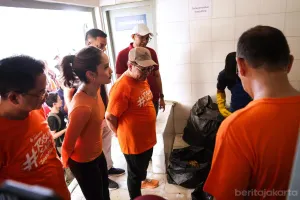Gubernur DKI Jakarta Pramono Anung bersama Cinta Laura sebagai BA Gerakan Pilah Sampah di CFD Rasuna Said, Minggu, 7 Juni 2026. (Sumber: Beritajakarta.id | Foto: Beritajakarta.id)