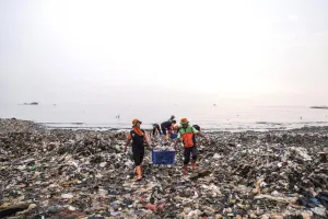 Sempat ramai di media sosial pulau sampah d pesisir Muara Angke, Gubernur DKI Jakarta, Pramono Anung minta DLH DKI secara rutin lakukan pembersihan sampah. (Sumber: Beritajakarta.id | Foto: Beritajakarta.id)