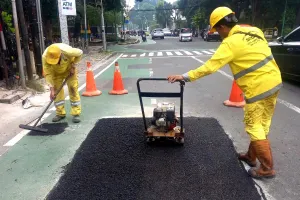 Suku Dinas Bina Marga bersinergi dengan Sumber Daya Air (SDA) Jakarta Pusat, telah memperbaiki tiga titik jalan amblas di Jalan Hos Cokroaminoto dan Jalan Wahid Hasyim, Menteng, 9 Mei lalu. (Sumber: Beritajakarta.id | Foto: Beritajakarta.id)