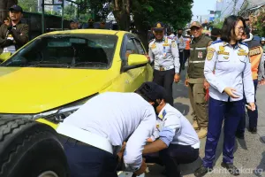 Sebanyak 30 petugas gabungan melakukan penertiban parkir liar dan juru parkir (Jukir) liar di Jalan Pesing Poglar, Kecamatan Cengkareng, Jakarta Barat. (Sumber: beritajakarta.id | Foto: beritajakarta.id)