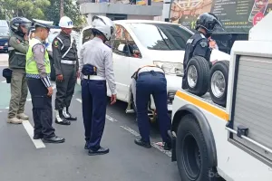 Operasi penertiban parkir yang dilakukan personel gabungan Sudin Perhubungan, Sosial, Satpol PP, Polri dan TNI, Selasa (9/6) di wilayah Tanah Abang, Jakarta Pusat. (Sumber: beritajakarta.id | Foto: beritajakarta.id)