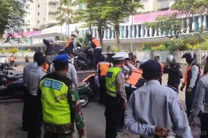 Setidaknya 158 kendaraan roda dua dan empat juru parkir liar Terjaring operasi penertiban ini. (Sumber: Beritajakarta.id | Foto: Beritajakarta.id)