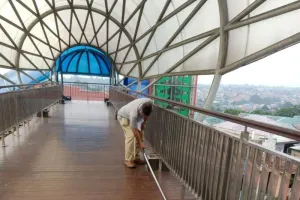 Dinas Bina Marga DKI Jakarta melakukan perbaikan sistem kelistrikan lift Jembatan Penyeberangan Orang (JPO) Lenteng Agung, Jagakarsa, Jakarta Selatan. (Sumber: beritajakarta.id | Foto: beritajakarta.id)