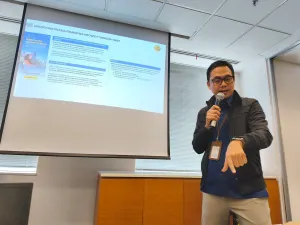 Baginda Saumar, Head of Sharia Product Management Maybank Indonesia Memberikan Penjelasan dalam Sesi Pelatihan Maybank Journalist Fellowship, Rabu, 10 Juni 2026. (Sumber: AYOJAKARTA.COM | Foto: Katarina Erlita)