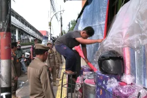Penertiban pedagang kaki lima (PKL) di kawasan Pasar Ikan Jatinegara, Jalan Matraman Raya, Kelurahan Bali Mester, Kecamatan Jatinegara, Jakarta Timur (Sumber: Beritajakarta.id | Foto: Beritajakarta.id)