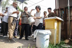 Gubernur DKI Jakarta, Pramono Anung mengapresiasi warga RW 07 Kelurahan Joglo, Kembangan, Jakarta Barat, yang telah konsisten membangun sistem pengelolaan sampah. (Sumber: beritajakarta.id | Foto: beritajakarta.id)
