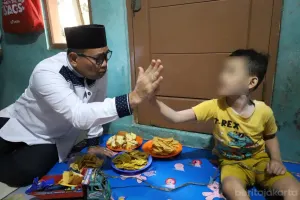Wali Kota Jakarta Pusat, Arifin bersama jajarannya, Jumat (12/6), membesuk korban di kediamannya. (Sumber: Beritajakarta.id | Foto: Beritajakarta.id)