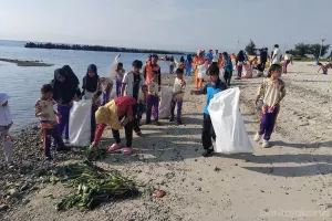 Suku Dinas Lingkungan Hidup (LH) Kepulauan Seribu menggagas kehadiran Bang Libra dan Mpo Lisa sebagai ikon edukasi lingkungan untuk memperkuat gerakan "Pulauku Nol Sampah". (Sumber: beritajakarta.id | Foto: beritajakarta.id)