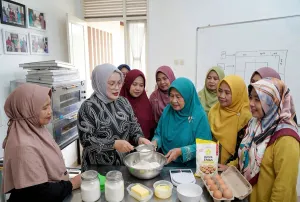 Ibu Dian memberdayakan perempuan lewat Dapur Female. Pendampingan PNM bantu lahirkan pelaku usaha mandiri baru.