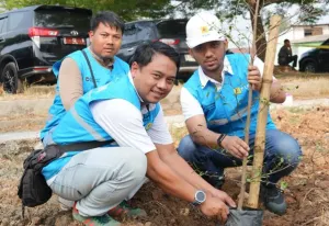 Penanaman 1.200 bibit pohon produktif dilakukan sebagai bagian dari upaya menjaga kelestarian lingkungan dan memperkuat aksi mitigasi perubahan iklim. (Sumber: Ist)