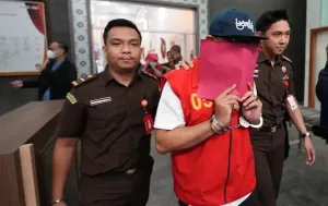 Kejati Sumsel menahan mantan pimpinan Bank Sumsel Babel Cabang Martapura terkait dugaan korupsi penyaluran Kredit Usaha Rakyat periode 2020-2023.