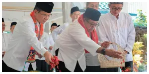 Wakil Gubernur DKI Jakarta Rano Karno Ziarah ke Makam Guru KH Abdul Mughni Jelang HUT ke 499 Kota Jakarta (Sumber: beritajakarta.id)
