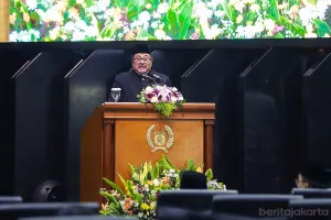 Wakil Gubernur, Rano Karno memberikan pemaparan dalam Rapat Paripurna DPRD yang dilangsungkan pada Senin, 22 Juni 2026. (Sumber: beritajakarta.id | Foto: Reza Pratama Putra)