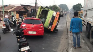 Kecelakaan lalu lintas antara Kendaraan Truk dengan Mobil di Jembatan BKT Cakung Jakarta Timur (Titik Kenal Setelah Exit Tol Harapan Indah) (Sumber: x@TMCPoldaMetro | Foto: x@TMCPoldaMetro)