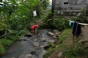 Bagi sebagian orang, air mungkin hanya soal membuka keran. Namun bagi warga Desa Sukamanah, air adalah perjuangan harian yang menguras tenaga dan waktu. (Sumber: Ist)