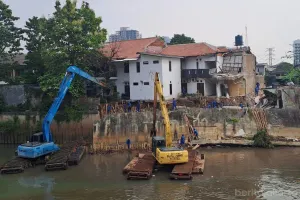 SDA Jakarta Pusat bergerak cepat melakukan penanganan darurat terhadap longsor yang terjadi di bantaran Kanal Banjir Barat (KBB) (Sumber: Beritajakarta.id | Foto: Beritajakarta.id)