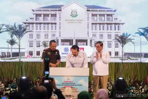 Gubernur DKI Jakarta, Pramono Anung bersama Jaksa Agung Republik Indonesia, Burhanuddin dan Kepala Kejaksaan Tinggi Daerah Khusus Jakarta, Patris Yusrian Jaya, Selasa (30/6). (Sumber: beritajakarta.id | Foto: beritajakarta.id)